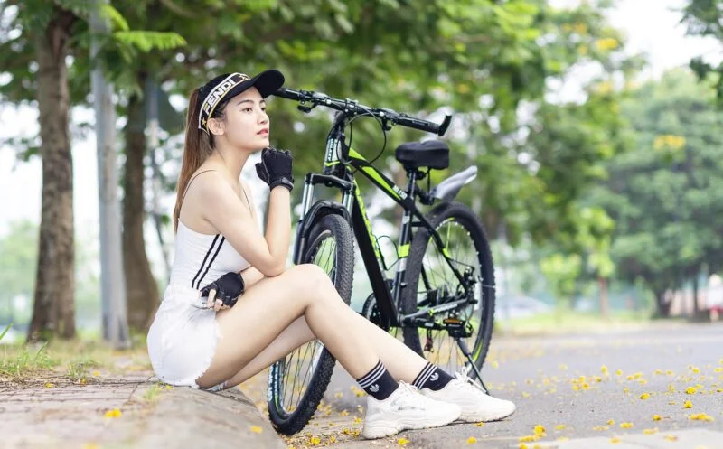 自転車に乗るベトナム人美女