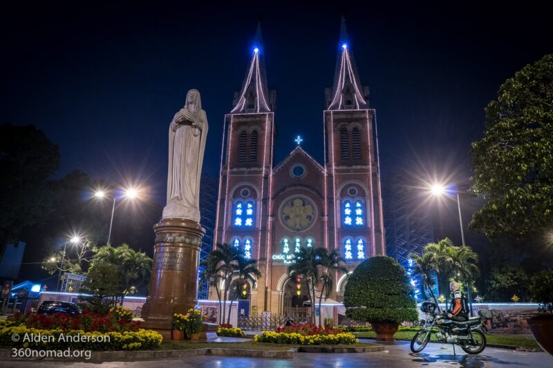 Tarikan Bersejarah Empangan Notre Di Ho Chi Minh pada waktu malam