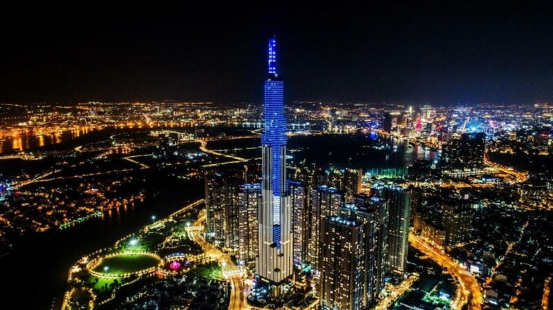लैंडमार्क 81 वियतनाम की सबसे ऊंची गगनचुंबी इमारत है, जहां से रात में शहर की रोशनी का जादुई दृश्य दिखता है। 